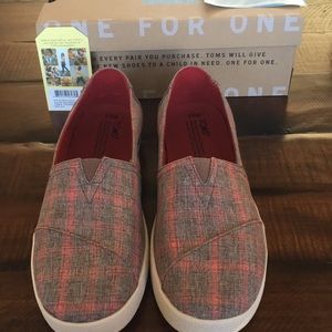 Toms Women’s Red Washed Plaid Shoes  BNWT!